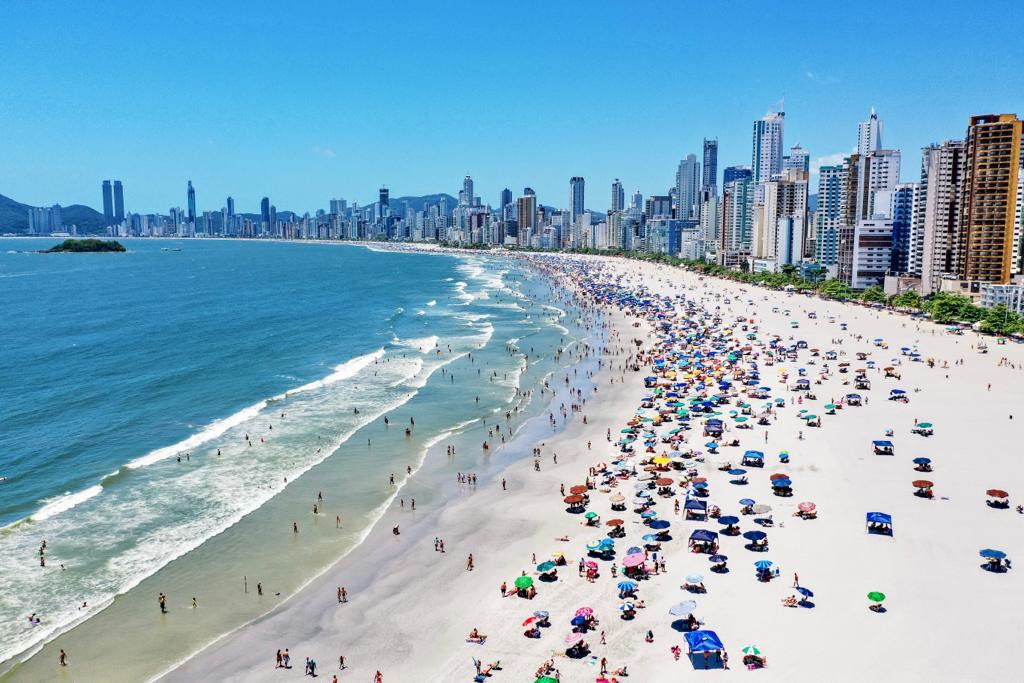 Todas as praias de Balneário Camboriú estão próprias para banho