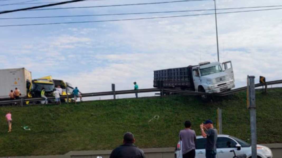 Acidente Envolvendo Carreta E Caminh O Causa Fila Na Br Em Balne Rio