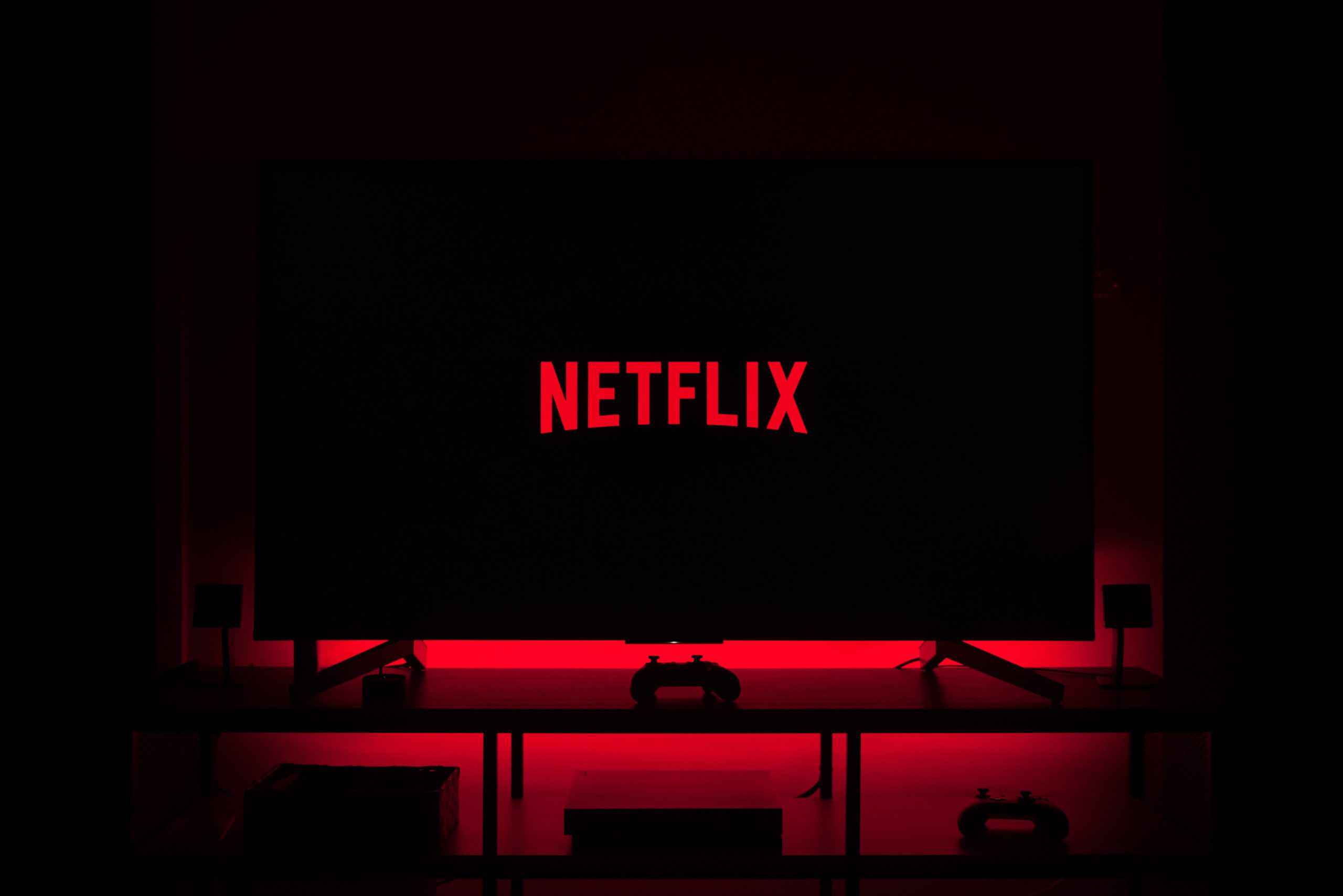 Câmara aprova texto-base do arcabouço fiscal, Netflix começa a