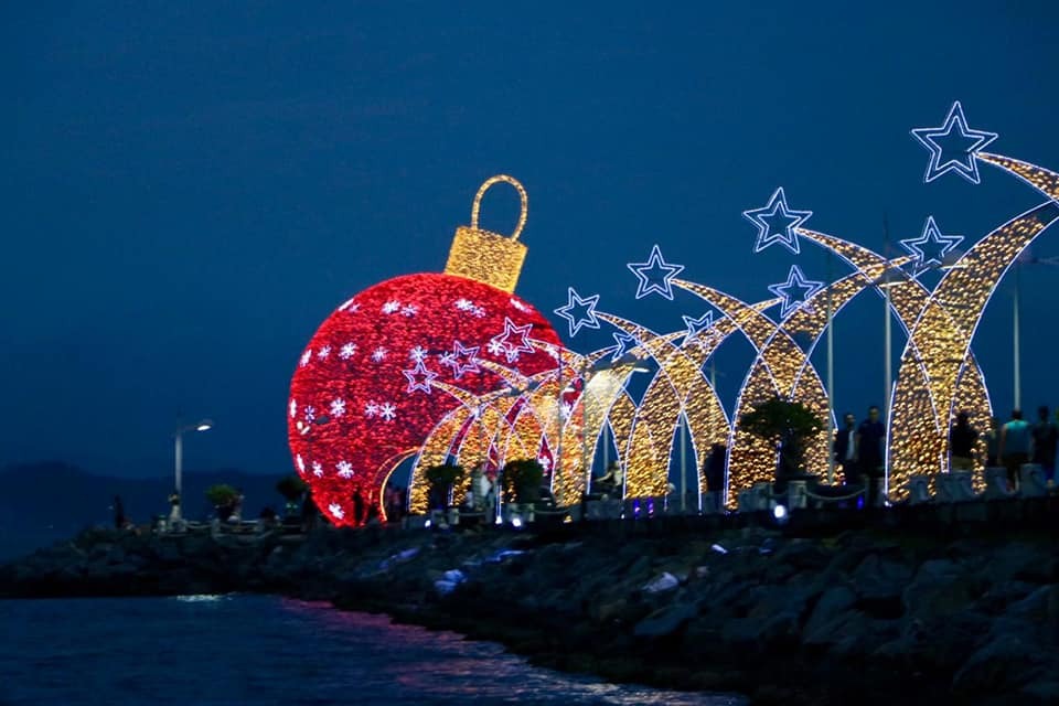 Papai Noel gigante é atração todas as noites em Balneário Camboriú