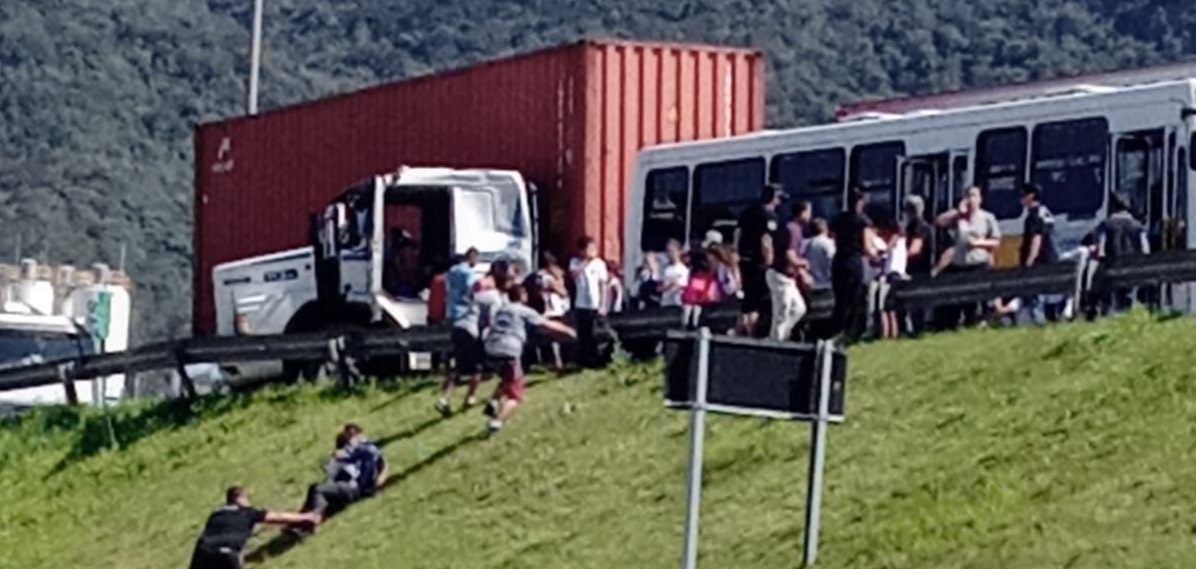 Ônibus escolar que levava alunos para zoológico em Balneário