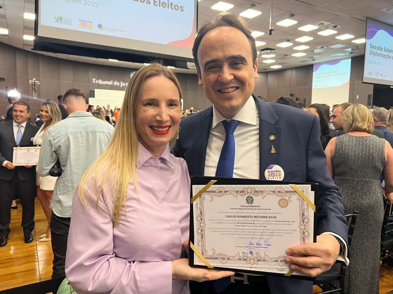 Carlos Humberto exibe o diploma ao lado de sua esposa Adriana