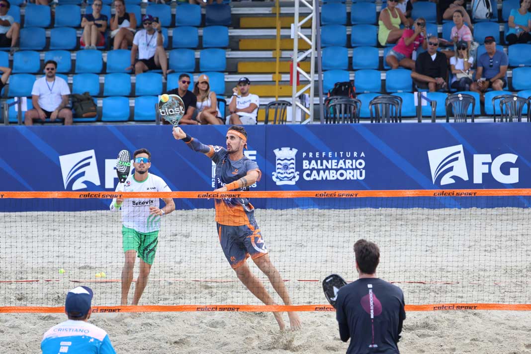 Mundial de Beach Tennis: André Baran e Nikita Burmakin avançam