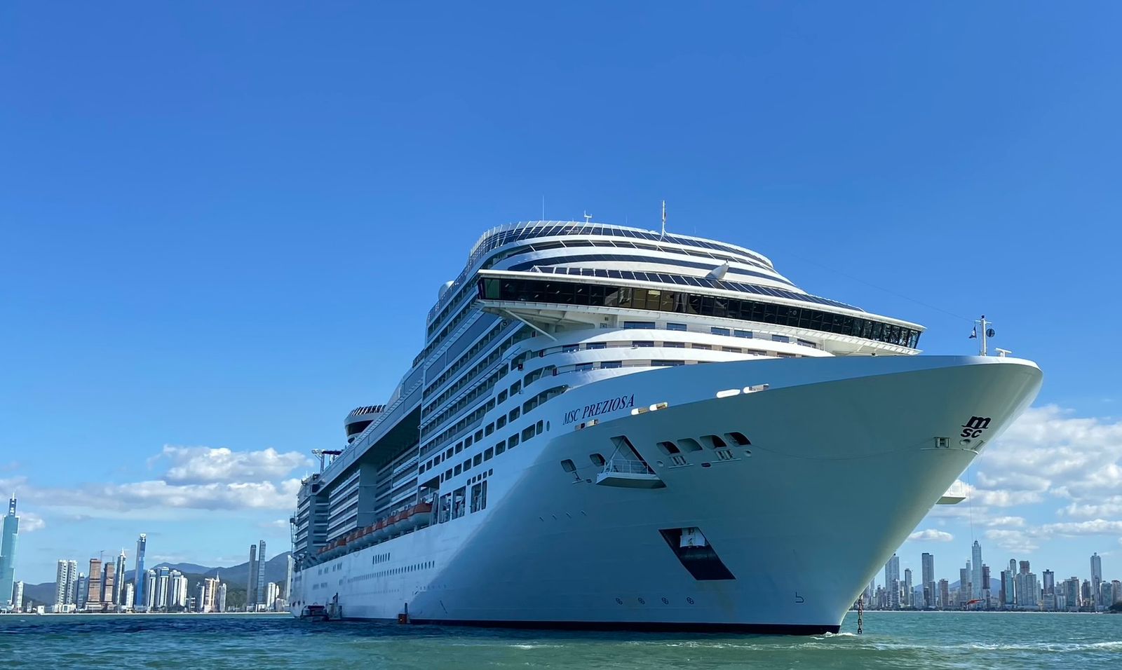 Primeiro embarque em navio de cruzeiro nesta segunda-feira no Atracadouro Barra Sul em Balneário Camboriú