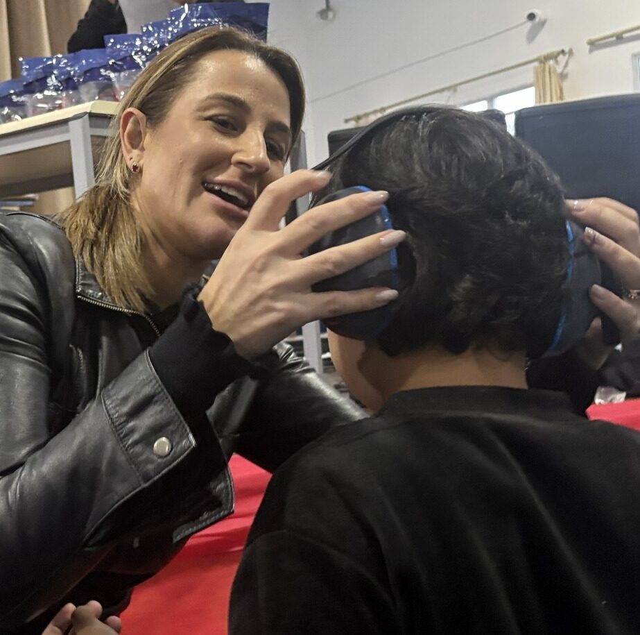 Entrega dos abafadores para as crianças mapeadas pela Secretaria de Educação (Divulgação/PMBC)