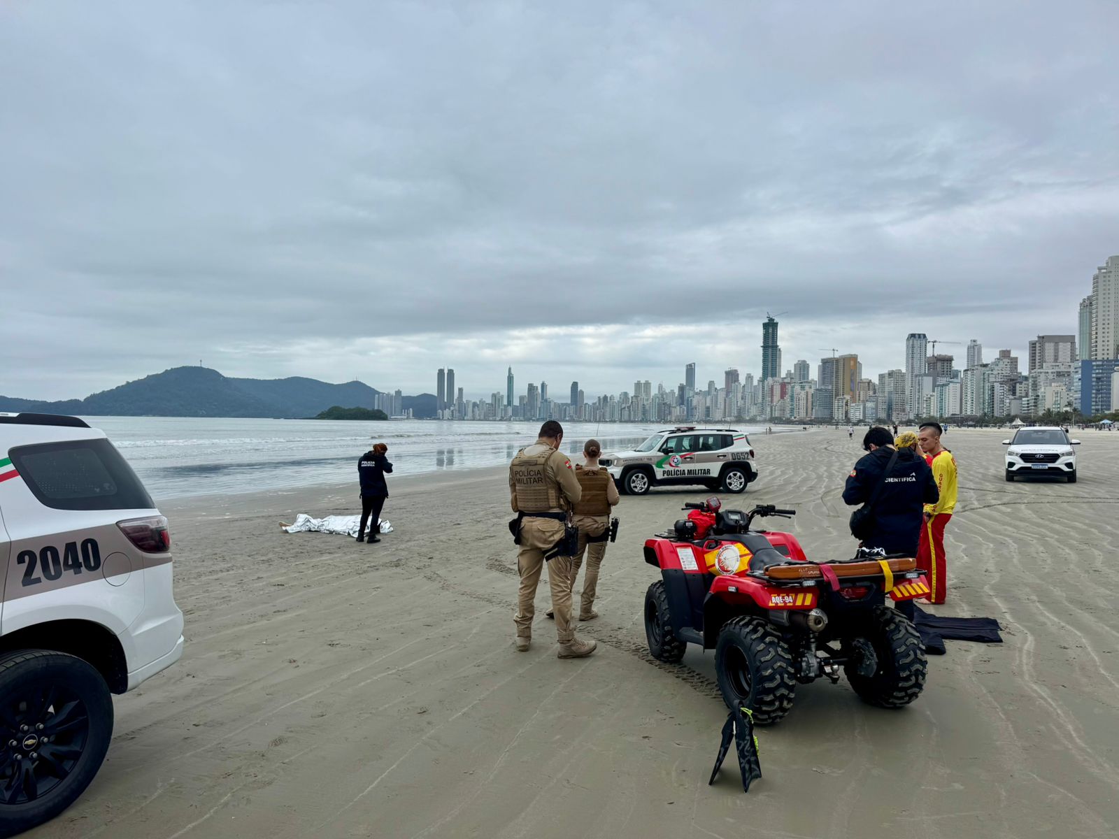 Afogamento na Praia Central no domingo (14): vítima se afogou em oito minutos. (Crédito: Renato Aiolfi)