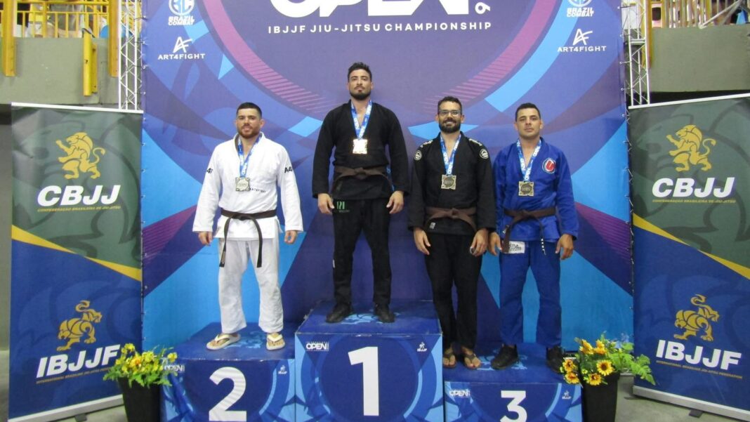 André Pereira comemorando a medalha dourada (Divulgação/CBJJ)