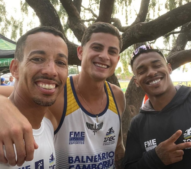 O técnico Diogo Gamboa com Guilherme e Douglas, que estão disputando competições na Europa (Divulgação)