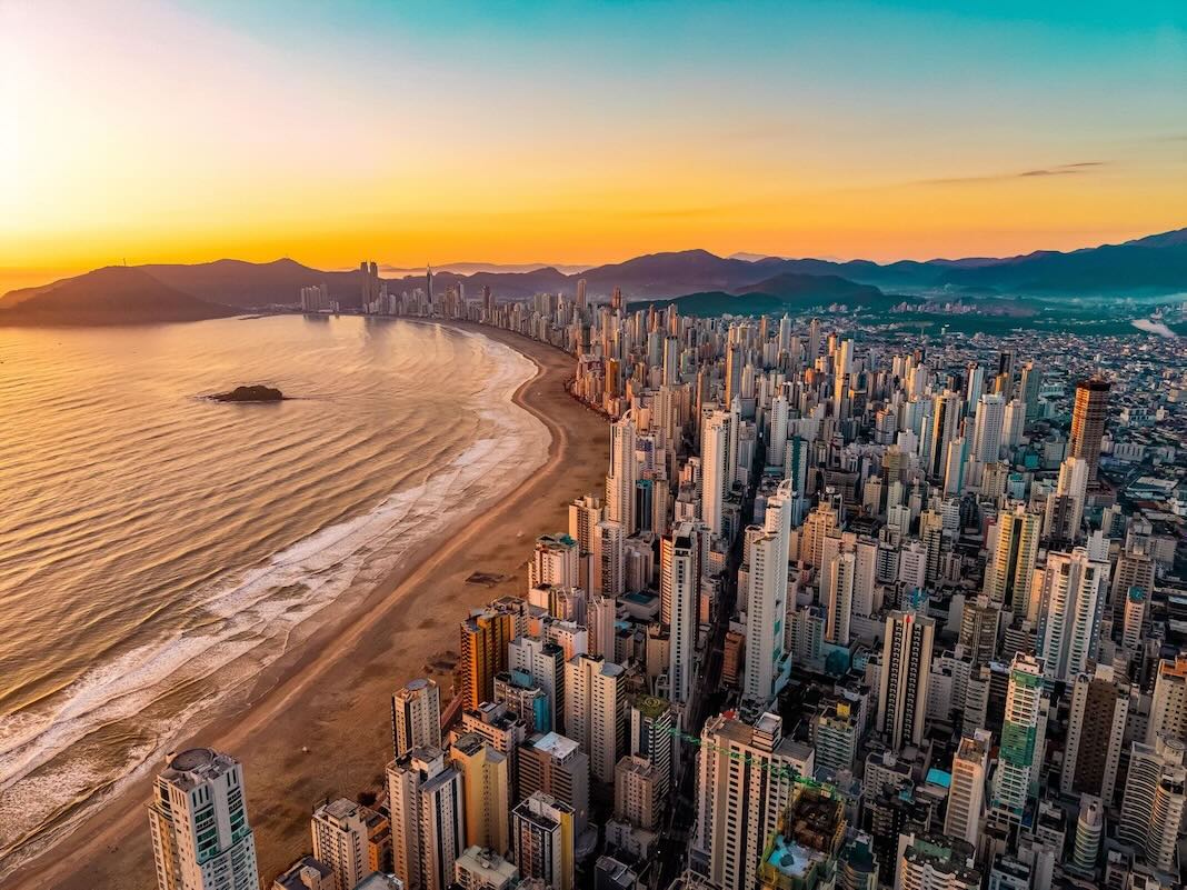 Balneário Camboriú representa talvez o exemplo mais emblemático do fenômeno de urbanização das áreas costeiras no Brasil (Divulgação/Convention Bureau)