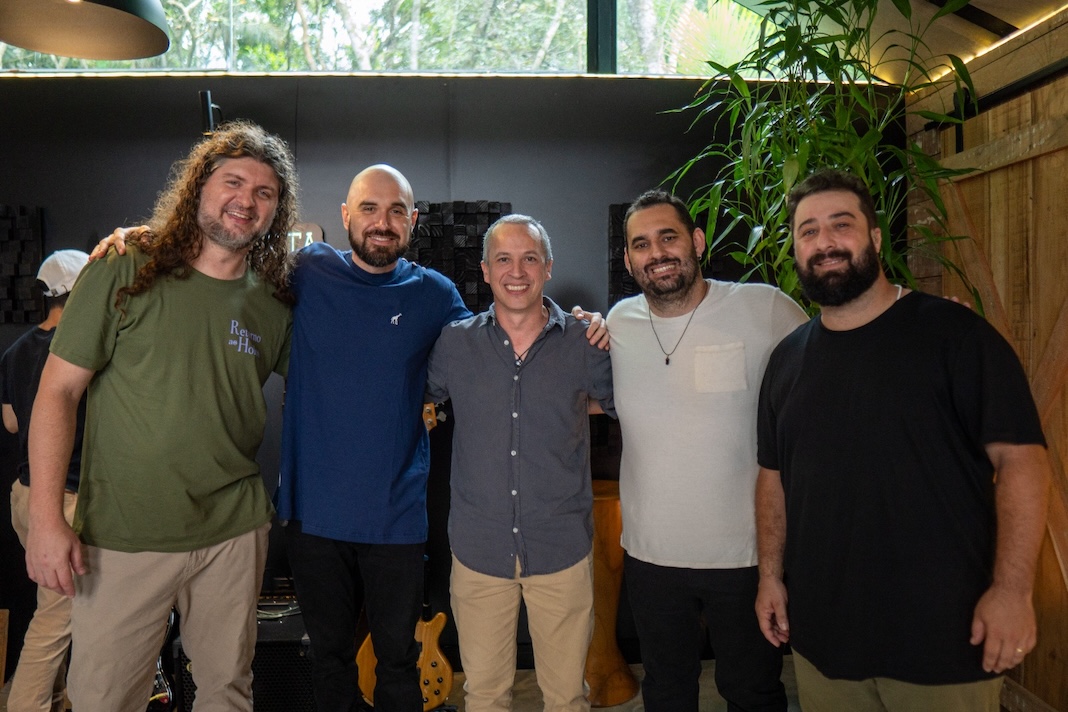 Tecladista Elieser de Jesus, baterista Rafael Vieira, baixista Sete Bass, guitarrista Micael Graciki e o vocalista Ubiratan Matos (Foto: Alesson Mateus)