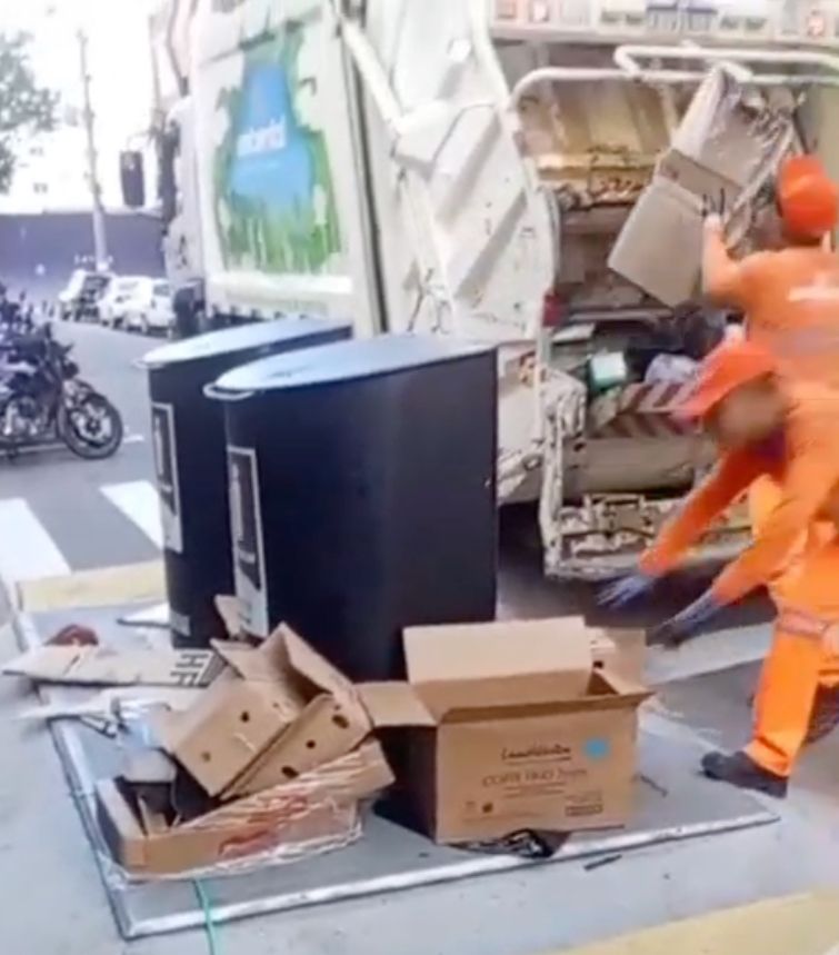 Catadora aponta que Ambiental também recolhe recicláveis (Divulgação)