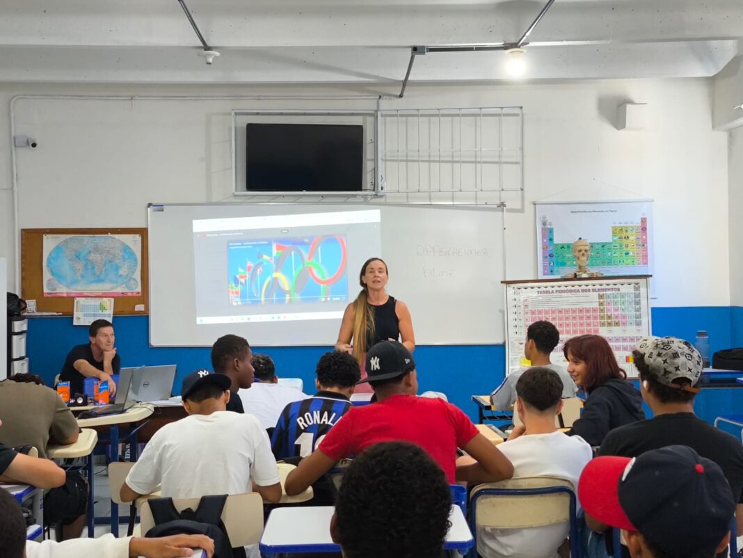 CEJA: Professora Marlova ensinando História das Olimpíadas, no período matutino. (Divulgação/CEJA/BC)