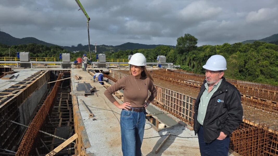 A prefeita Juliana Pavan e o chefe da Emasa, Auri Pavoni