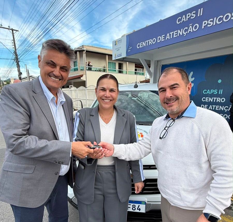 O vice-prefeito Nilson Probst, a diretora do CAPS, Monalisa Lunardelli e o vereador Ricardinho (Divulgação/PMBC)