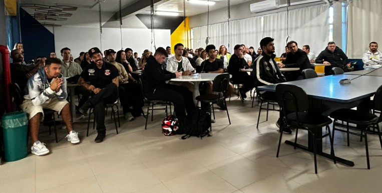 Equipes dos restaurantes na reunião desta terça (Foto: Renata Rutes)