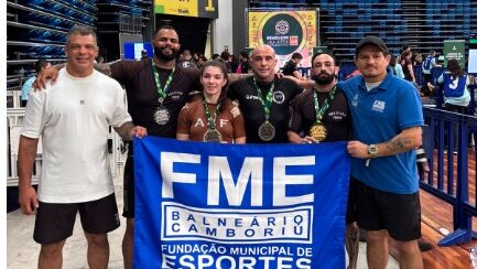Os lutadores Diogo, Jaderson, Kamili, Eduardo, José e o técnico Aldo Max (Divulgação)