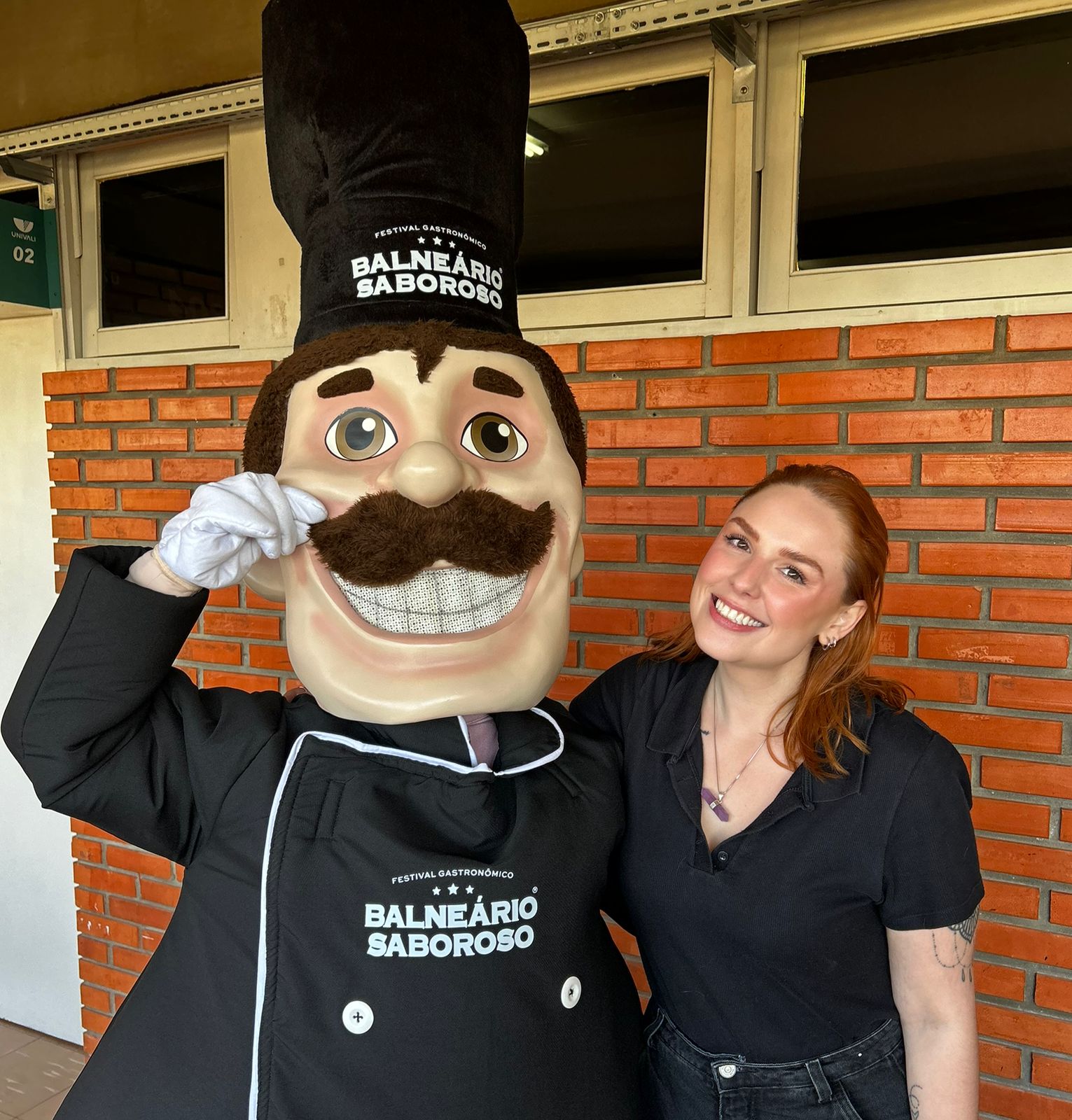 Maria Júlia com o mascote Chefinho (Divulgação/BC Convention)