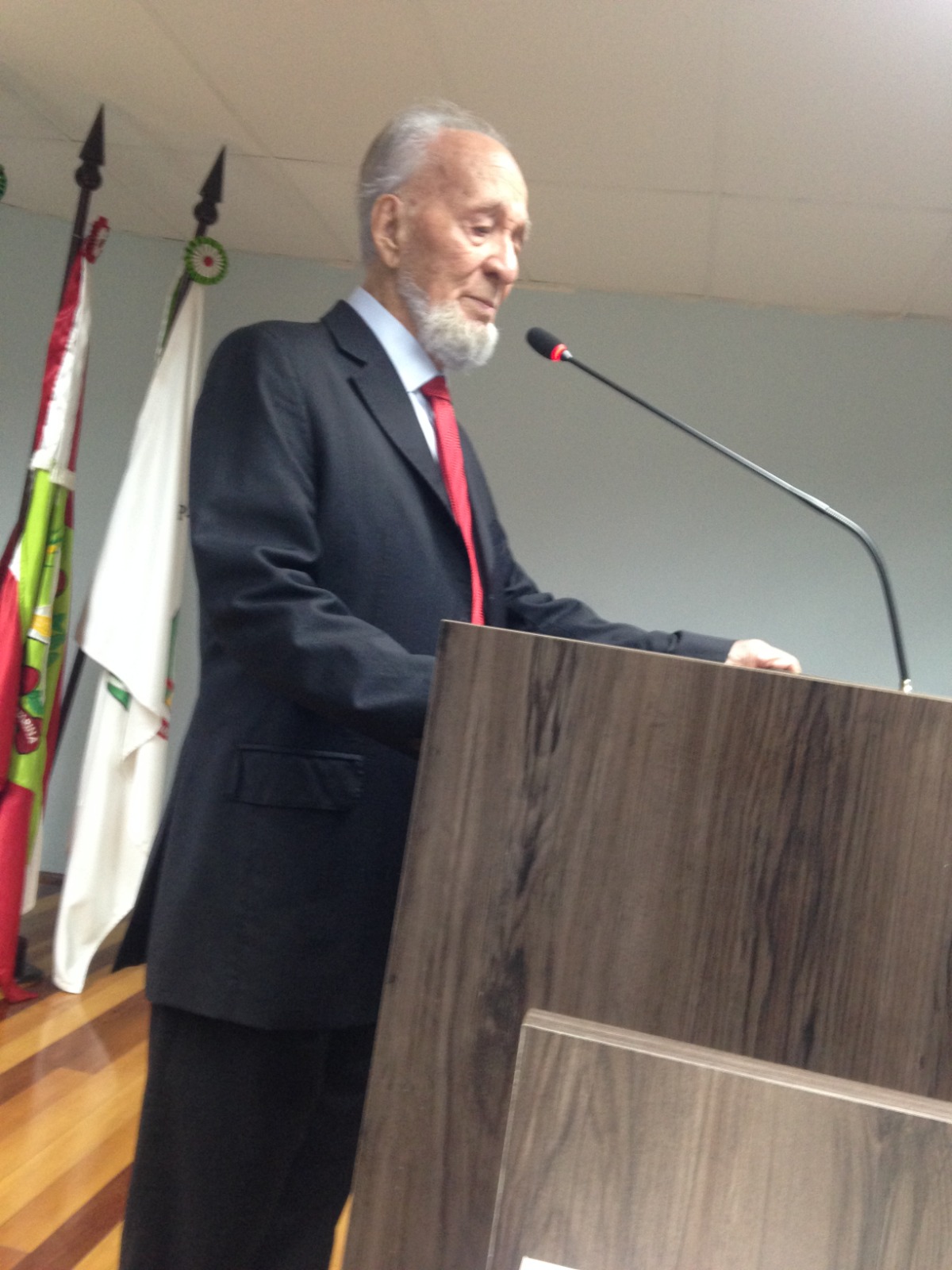 Klaus Fischer no dia do lançamento do livro, na Câmara Municipal, em abril de 2027 (Divulgação/CVBC)