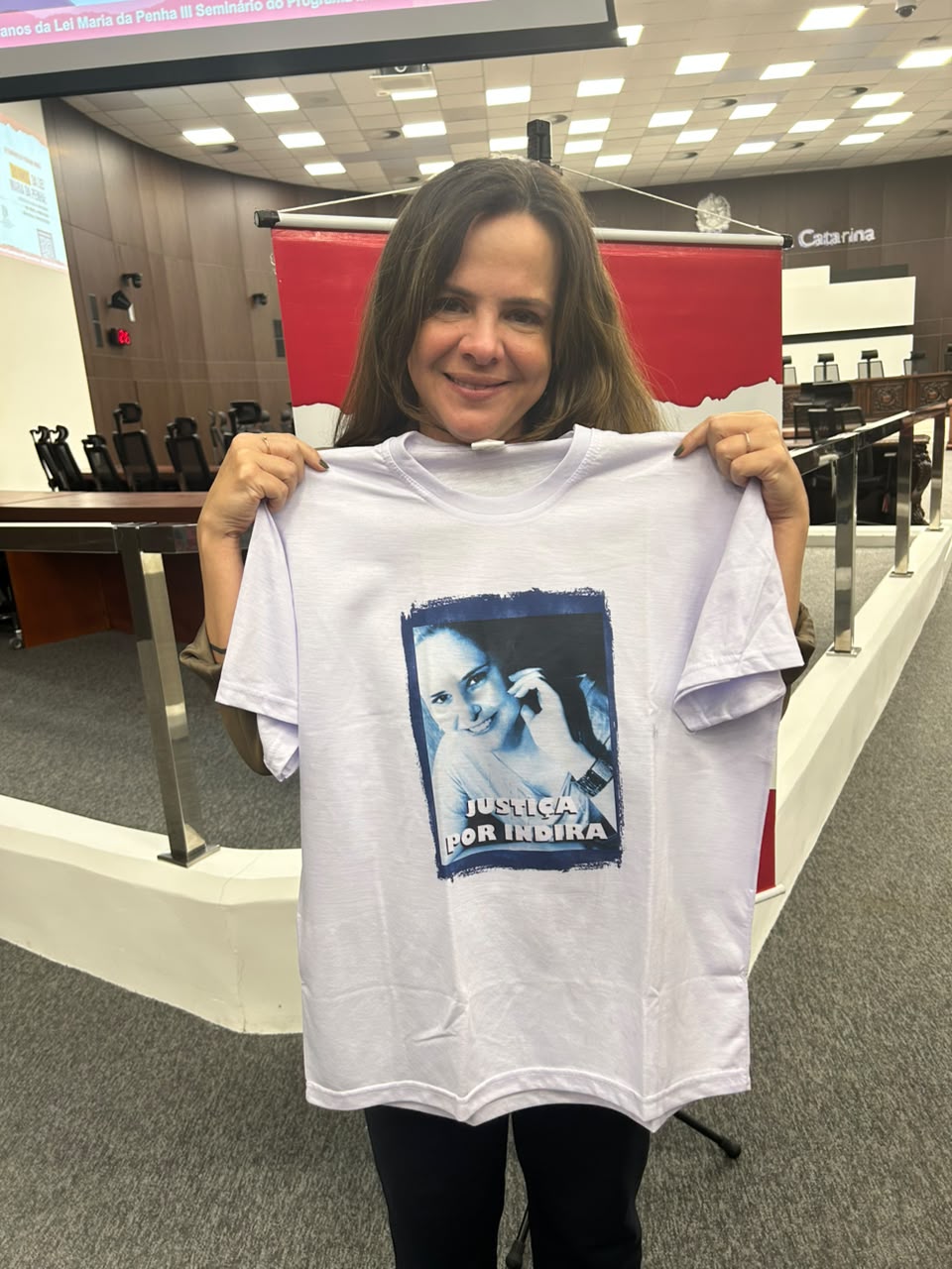 Lili Gramont, filha de Elena Gramont, assassinada por Lindomar Castilhos, com a camiseta da Indira (Foto: TJSC/TRT/Ceres Felski)