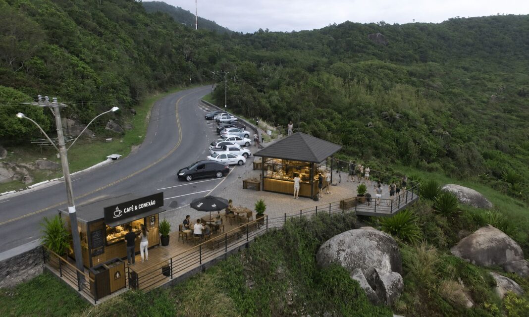 Crédito da imagem: Inteligência Artificial / ChatGPT (OpenAI), criada a partir de foto do Mirante da Taquarinha para ilustrar proposta apresentada na Câmara de Vereadores de Balneário Camboriú.