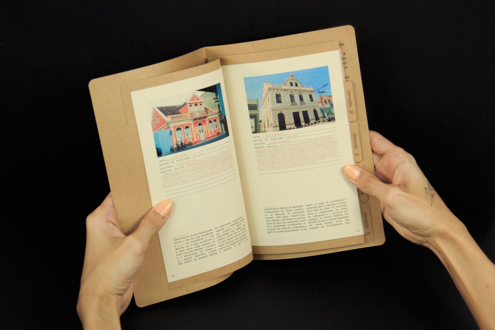 Detalhe das páginas internas de "isso não é um conto deterror", livro-objeto de Bill Or estruturado como pasta-arquivo em papel kraft sobre a Casa Burghardt. (Crédito: Mathý Odara Groszewica.)