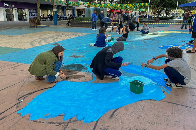 Arte, futebol e identidade brasileira tomam conta da Praça da Bíblia em Balneário Camboriú