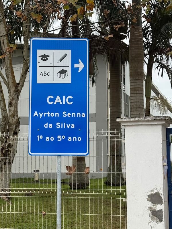 Prefeitura instalou placas de sinalização para alunos e pais identificarem-se na Univali. (Crédito PMBC)
