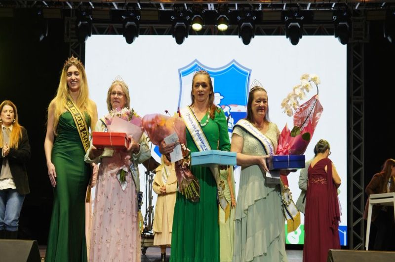 A Miss Santa Catarina e Miss Influencer 2025, Heloise Dellagnelo, que foi jurada, com a Corte do Festival do Pescador: da esquerda para a direita (de rosa) a Rainha dos Pescadores, Odete Vieira, 1ª Princesa Maria Dolores da Silva e 2ª Princesa Janice Machado Pinheiro. Crédito PMBC.