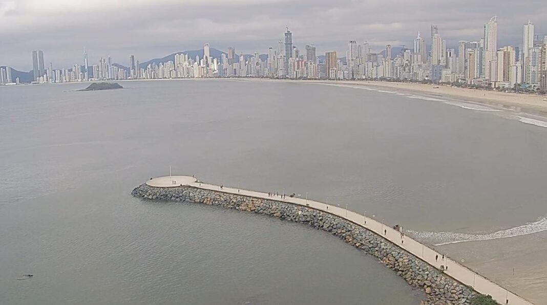 Vista do Pontal Norte de Balneário Camboriú nesta segunda-feira (22). (Crédito BNU.Tv.)