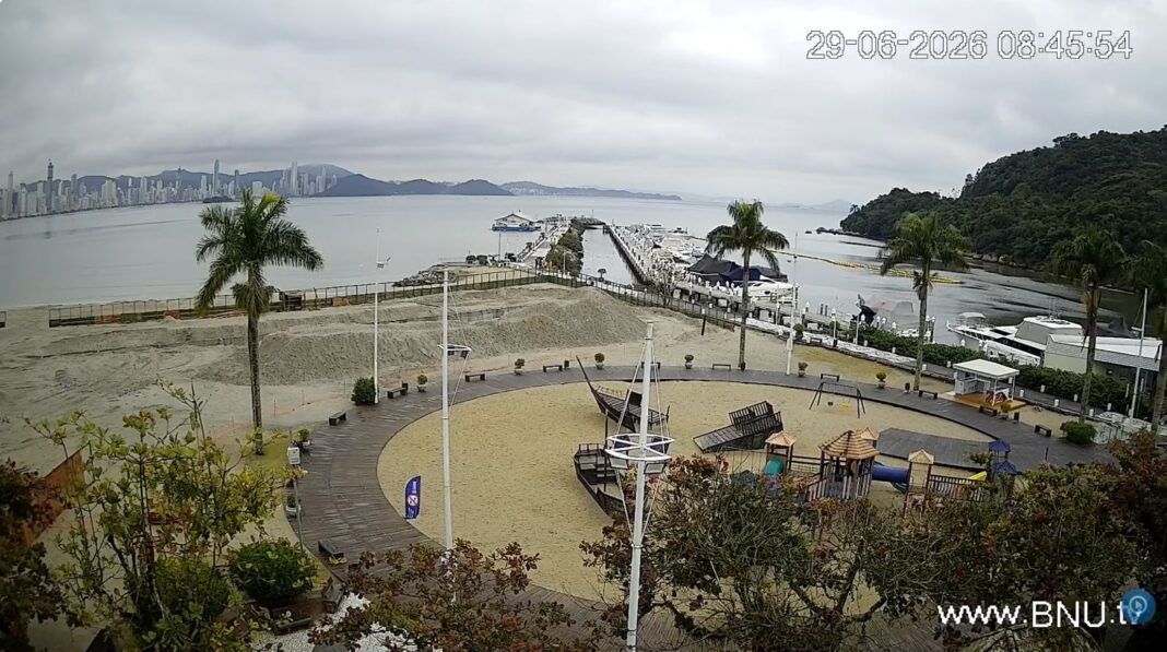 Barra Sul de Balneário Camboriú nesta segunda-feira (29), com tempo chuvoso e frio. (Crédito BNU.Tv.)