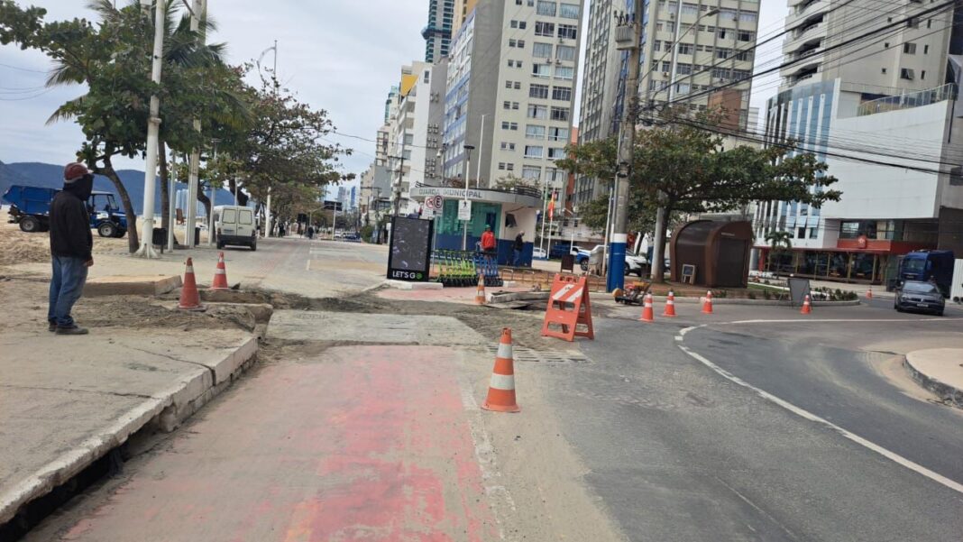 Avenida Atlântica, próximo da Praça Almirante Tamandaré, é um dos trechos afetados por alteração no trânsito. (Foto BC Trânsito.)