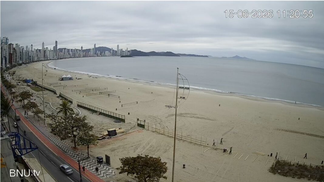 Obra da reurbanização de Balneário Camboriú nesta segunda-feira (15). (Foto BNU.TV)