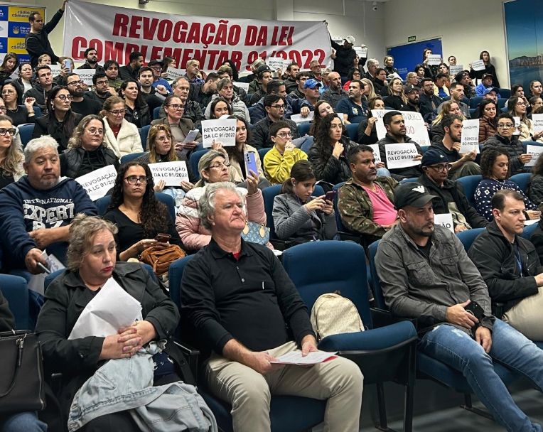 Servidores na Câmara pedindo revogação (Foto: Reprodução/SISEMBC)