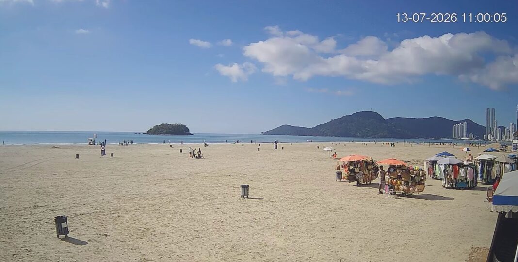 Praia Central de Balneário Camboriú nesta segunda-feira (13). (Foto ConexãoDCTV)