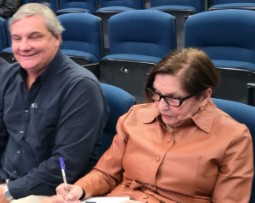 Maria Terezinha Fernandes da Silva e Rodrigo Fernandes da Silva, esposa e filho, receberam a homenagem de Ademar Silva