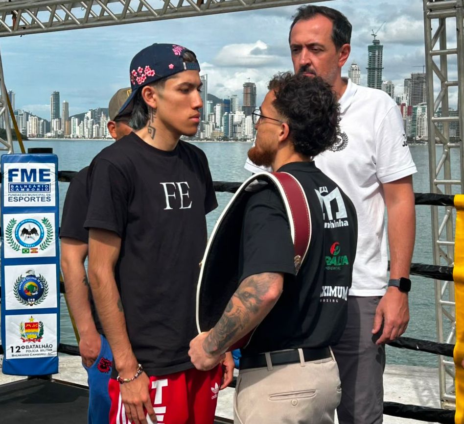 Primeira ‘encarada’ no encontro de Manchinha (D) e Flores, brasileiro e mexicano que disputam o cinturão no domingo (26), no molhe do Pontal Norte (Foto: Renata Rutes)