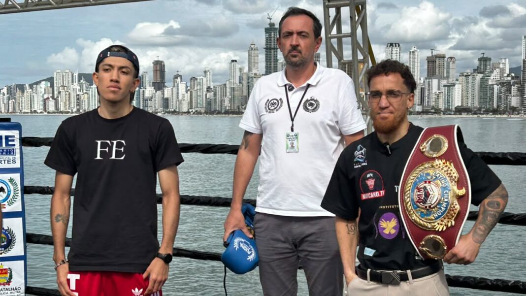 João Peters Júnior (Jota), presidente da Federação Catarinense de Boxe (Fecaboxe) com o mexicano Flores e o brasileiro Manchinha que fazem a luta principal no domingo (Foto: Renata Rutes)