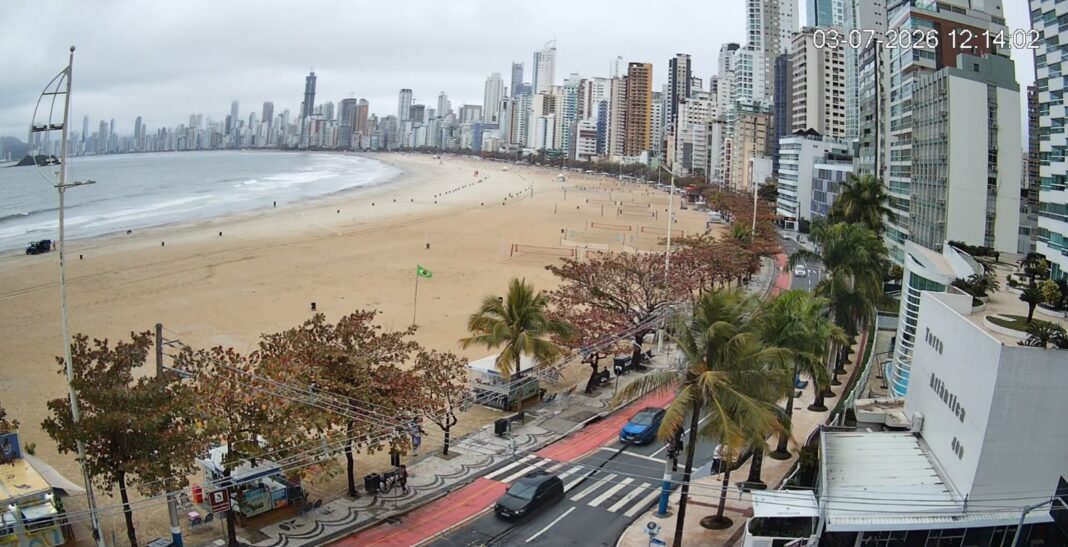 Balneário Camboriú nesta sexta-feira, com friozinho e chuva. (Crédito BNU.Tv.)