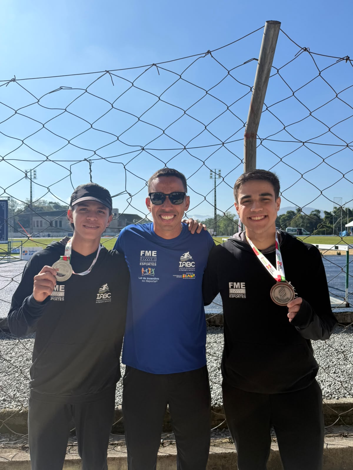 O técnico Diogo com Ângelo (prata) e Eduardo Virgílio (bronze) nos 800m (Divulgação/FMEBC)