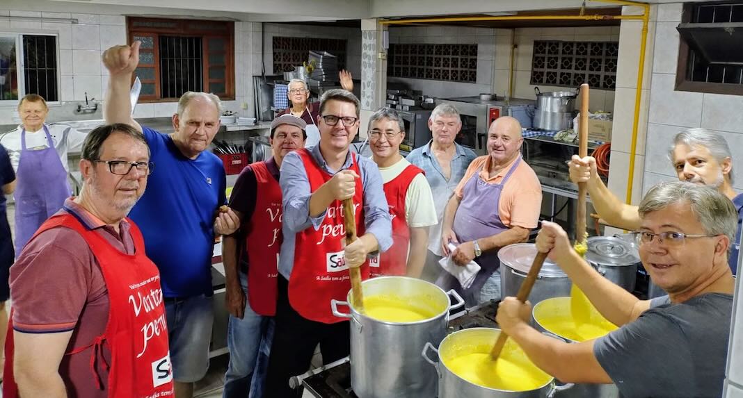 'Eles' na cozinha pilotando os fogões e a churrasqueira, também preparam a polenta e as saladas (Divulgação/IECLB/BC)