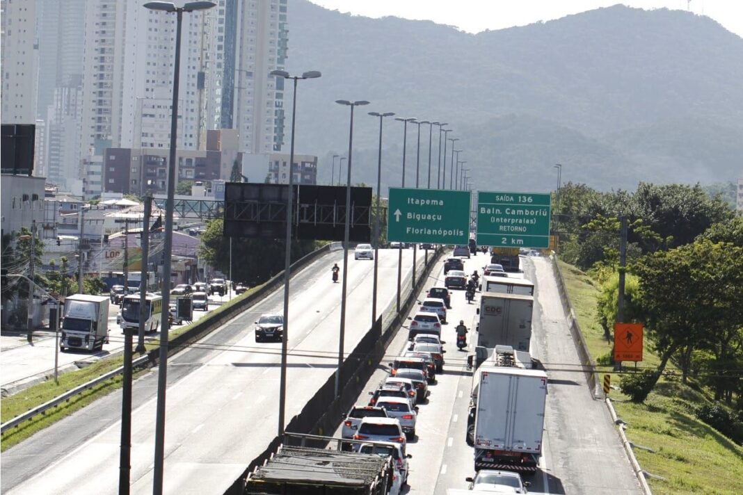 Foto ilustrativa da BR-101 em Balneário Camboriú. (Crédito Patrick Rodrigues.)