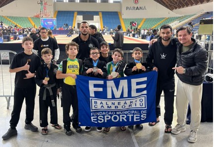 Professores Gabriel, Vyctor e Aldo Max com alguns kids (Divulgação/FMEBC)