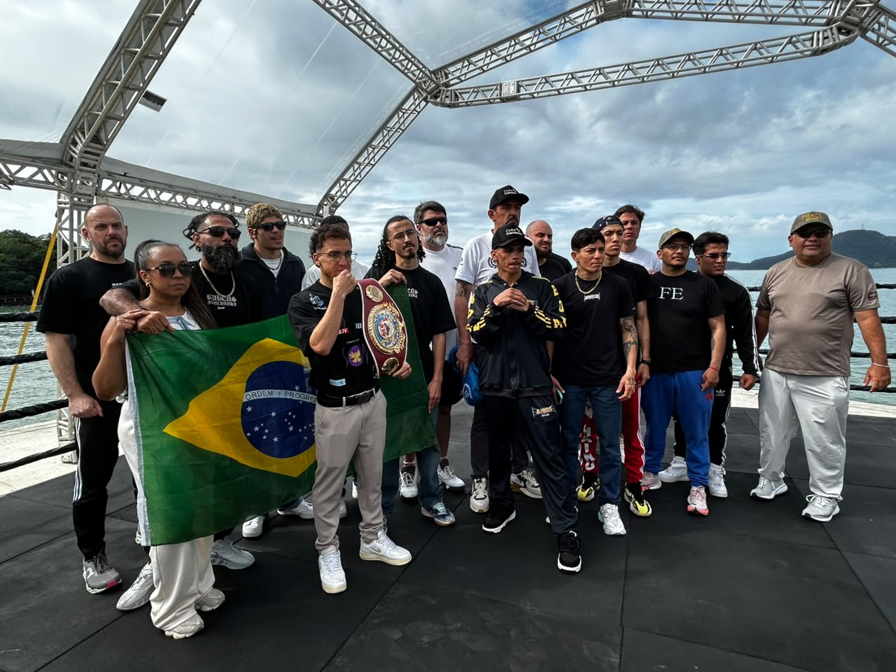 Representantes do BSL Fight: no centro em destaque Manchinha (com o cinturão) seguido de Tácio, Ana e o mexicano Flores (Foto: Renata Rutes)