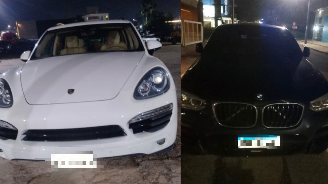 Os dois carros de luxo apreendidos. (Crédito BC Trânsito)