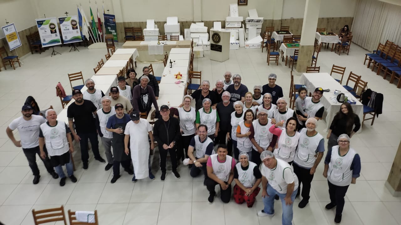 Voluntários que atuam todos os anos preparando a massa (Divulgação)
