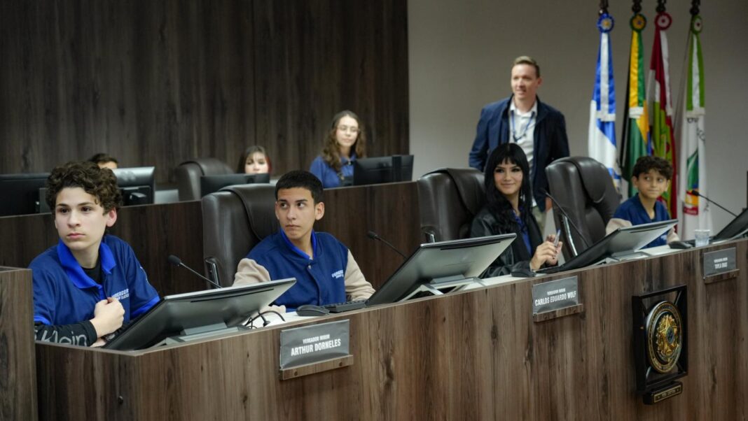 Arthur Dornelles, Carlos Wolf, Tayla Dias e Lucca Misiti, a nova Mesa Diretora (Foto: Cláudia Donato)