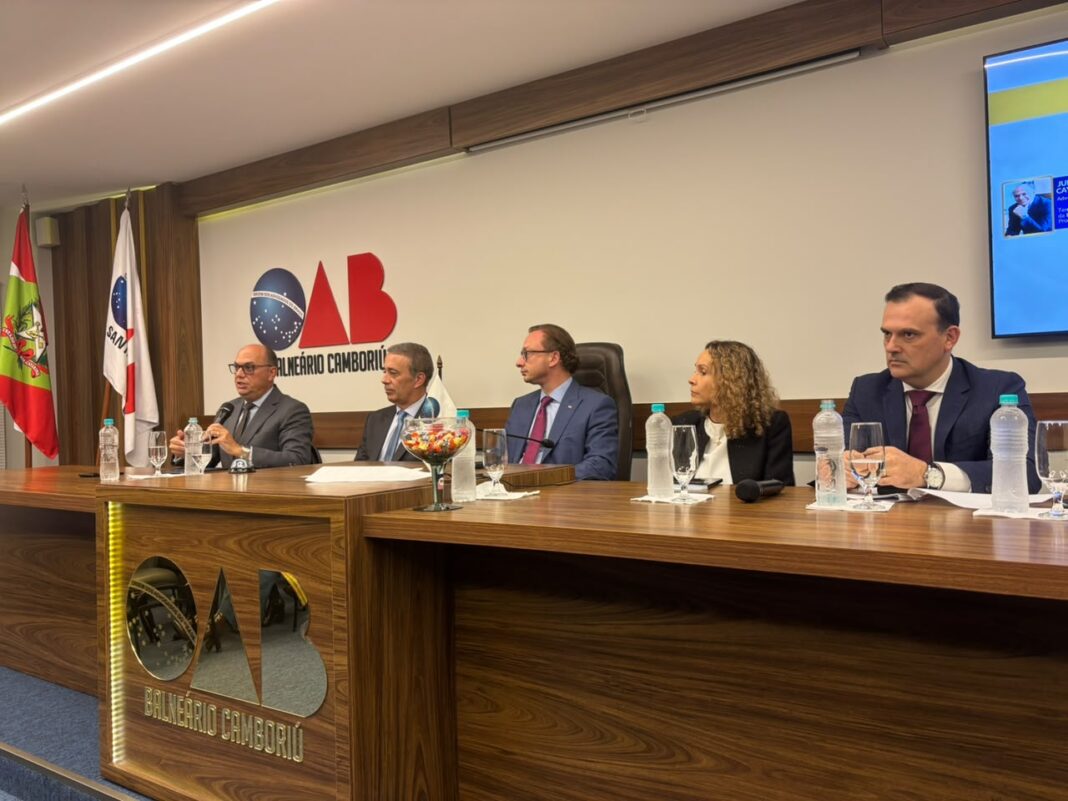 Dr. Juliano, o presidente do TRE Desembargador Carlos Roberto da Silva, o presidente da OAB de BC Rafael Pierozan, a Dra. Camila Coelho, juíza eleitoral e o Dr. Eduardo Ribeiro, da comissão eleitoral. (Divulgação/OAB/BC)