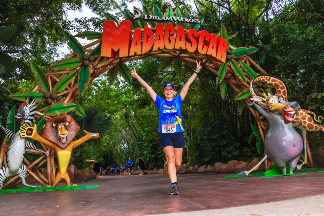 A competição transforma o parque temático em cenário de superação (Foto: Foco Radical/Corre Brasil)