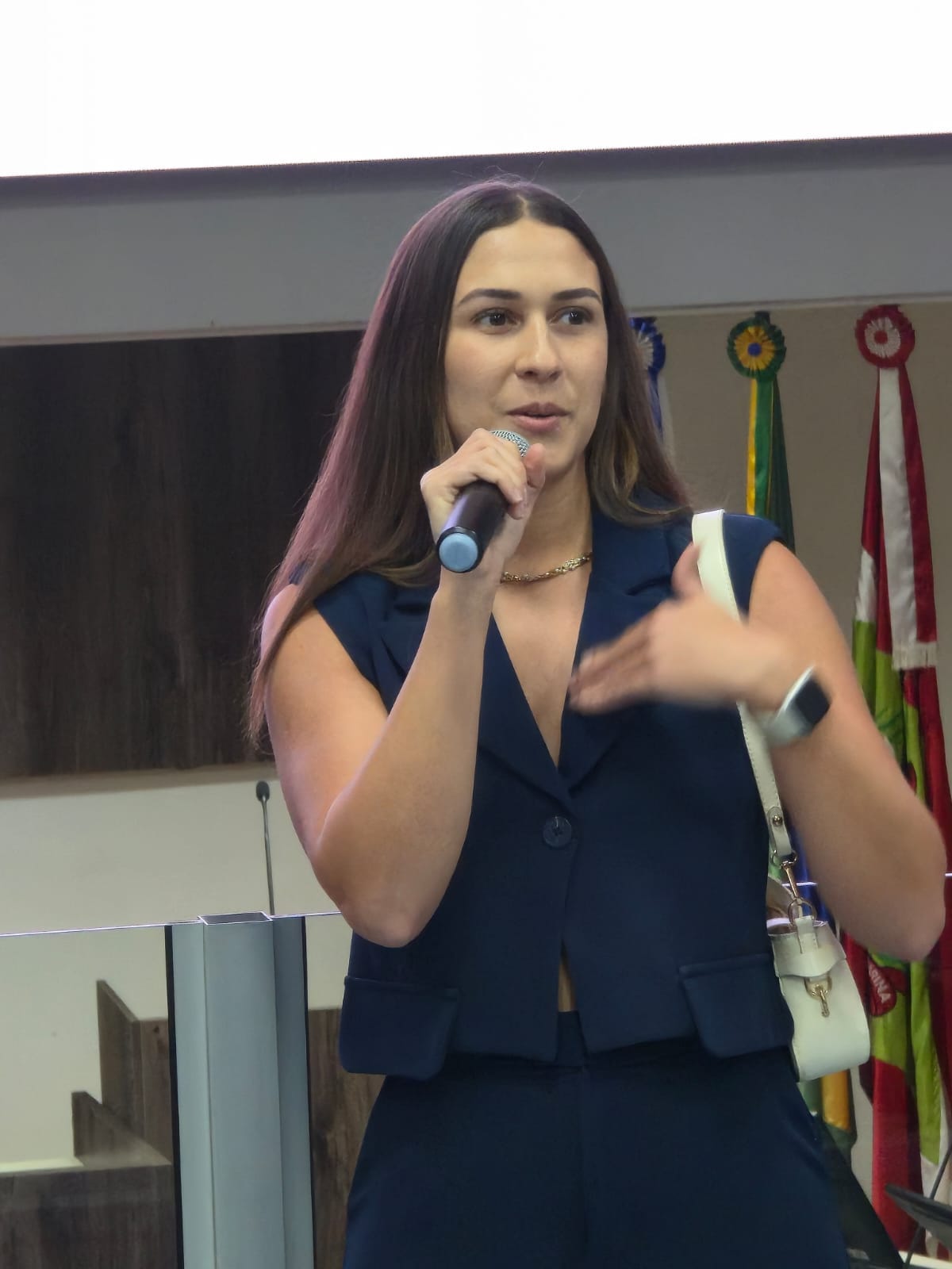 Barbara Wolhke Osório, neta de Remi Osório, recebeu a homenagem para a avó (Divulgação/AH/FCBC)