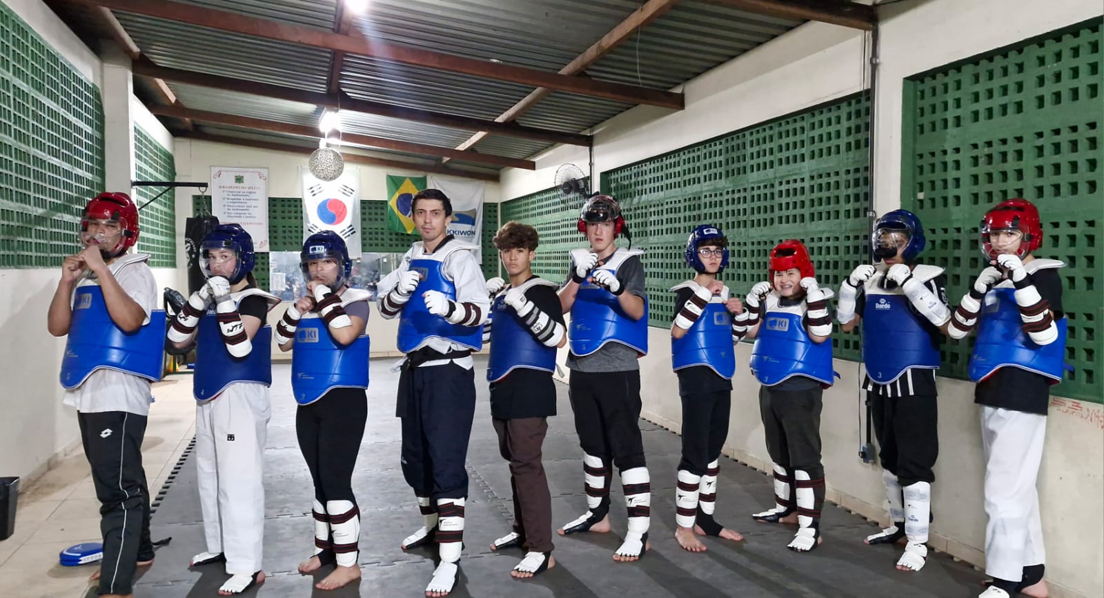 Atletas do projeto em treinamento com equipamentos de taekwondo. Yuri é o quinto da esquerda para direita. (Divulgação)